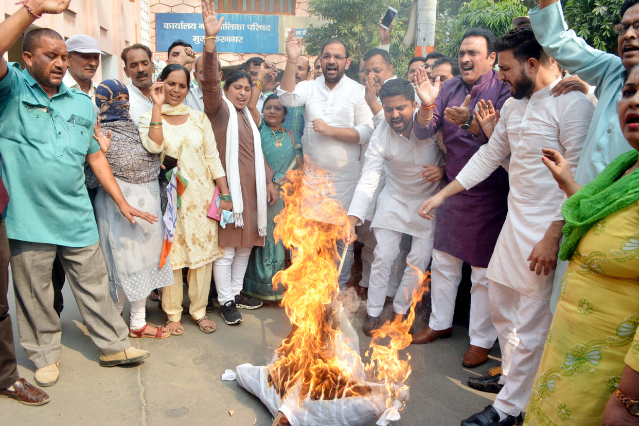 Congress burnt effigy of Energy Minister