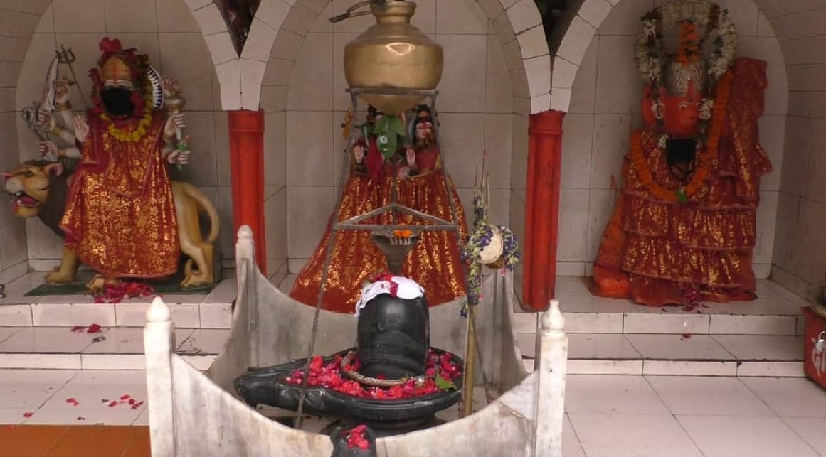 air pollution effects gods wear mask in Varanasi