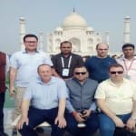 ताजमहल पर डायना बेंच पर फोटो खिंचाते विदेशी अतिथि