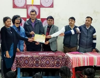 कार्यक्रम में गौरव को ब्रांड एंबेसडर का प्रमाण पत्र सौंपते डीएम।