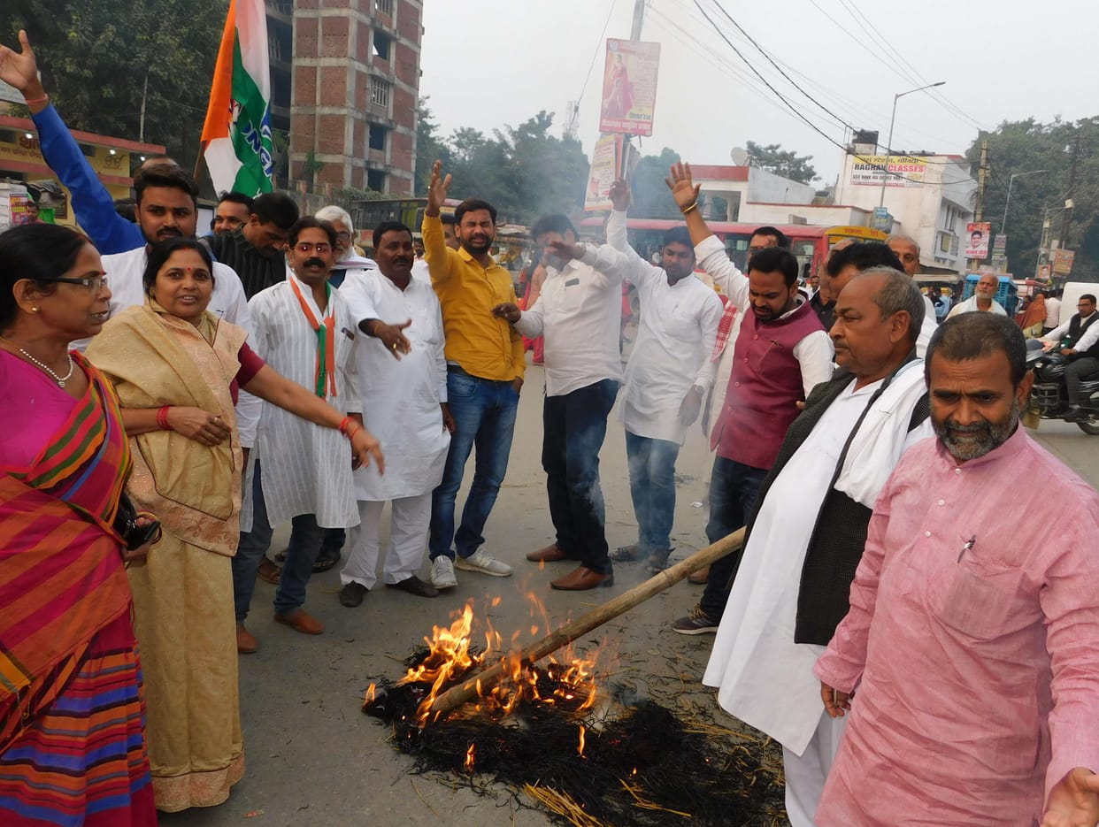 Congressmen burnt effigy of Minister of State