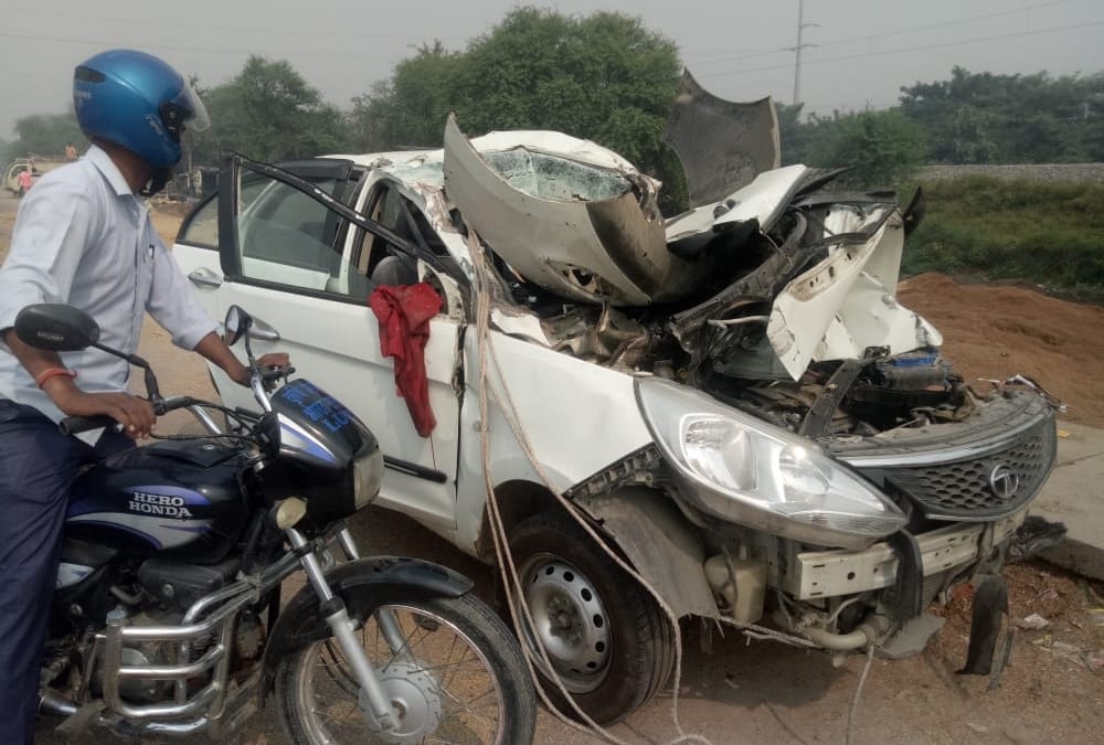 Three died in an accident on sitapur road in Lucknow.