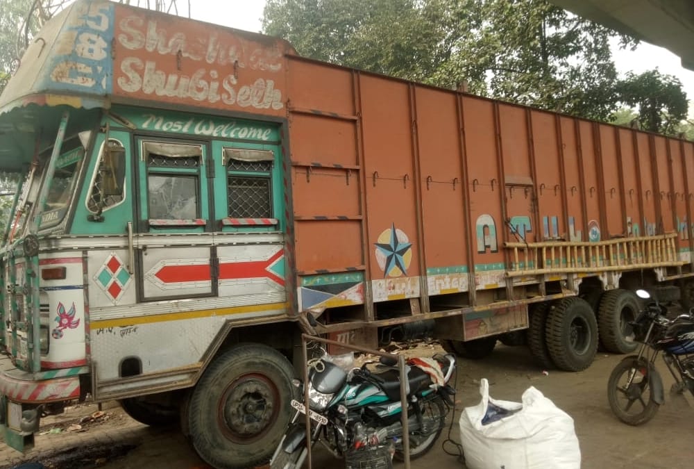 Three died in an accident on sitapur road in Lucknow.