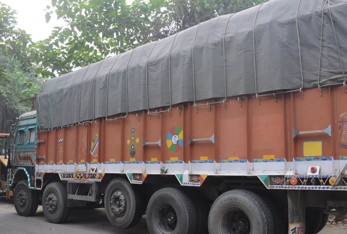 four smugglers caught with 20 govansh in lucknow