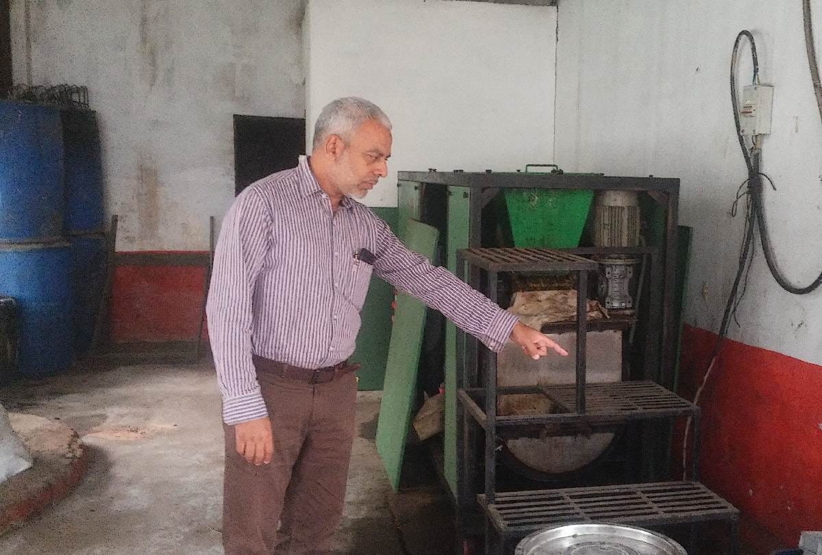 compost is being made from stale food and peels in KGMU
