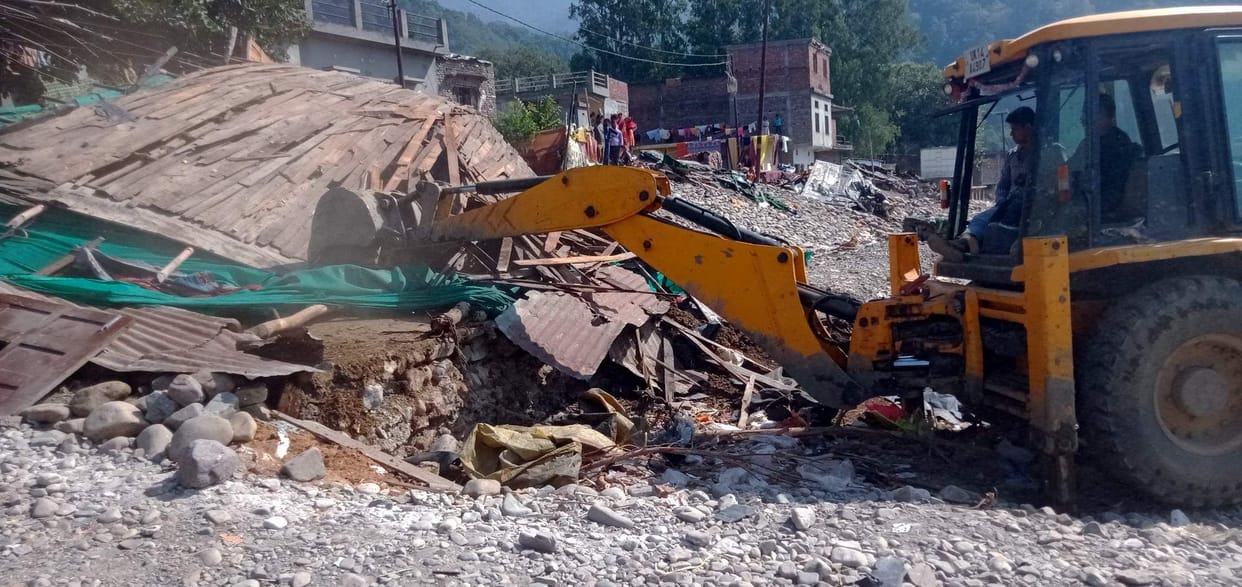 JCB thunders on 61 illegal slums