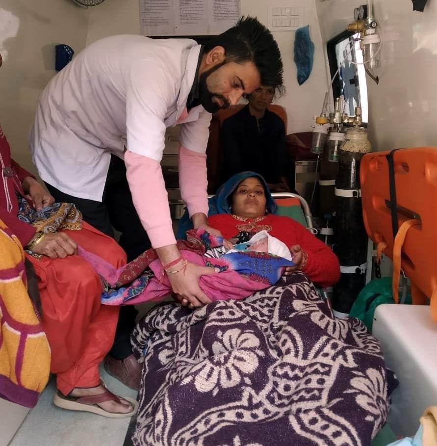 Pregnant gave birth to a healthy baby girl in 108 ambulance service