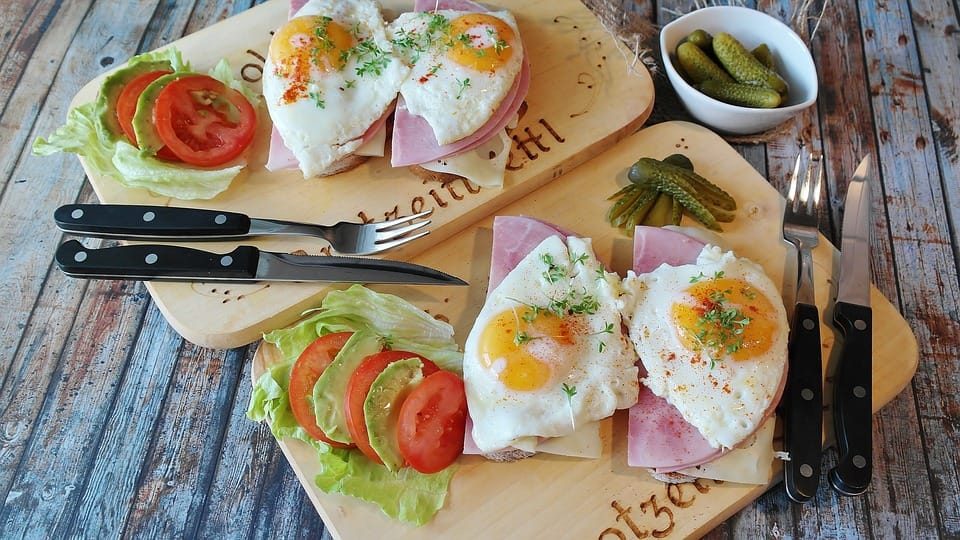 How many eggs you should eat a day know egg is bed or good for your health