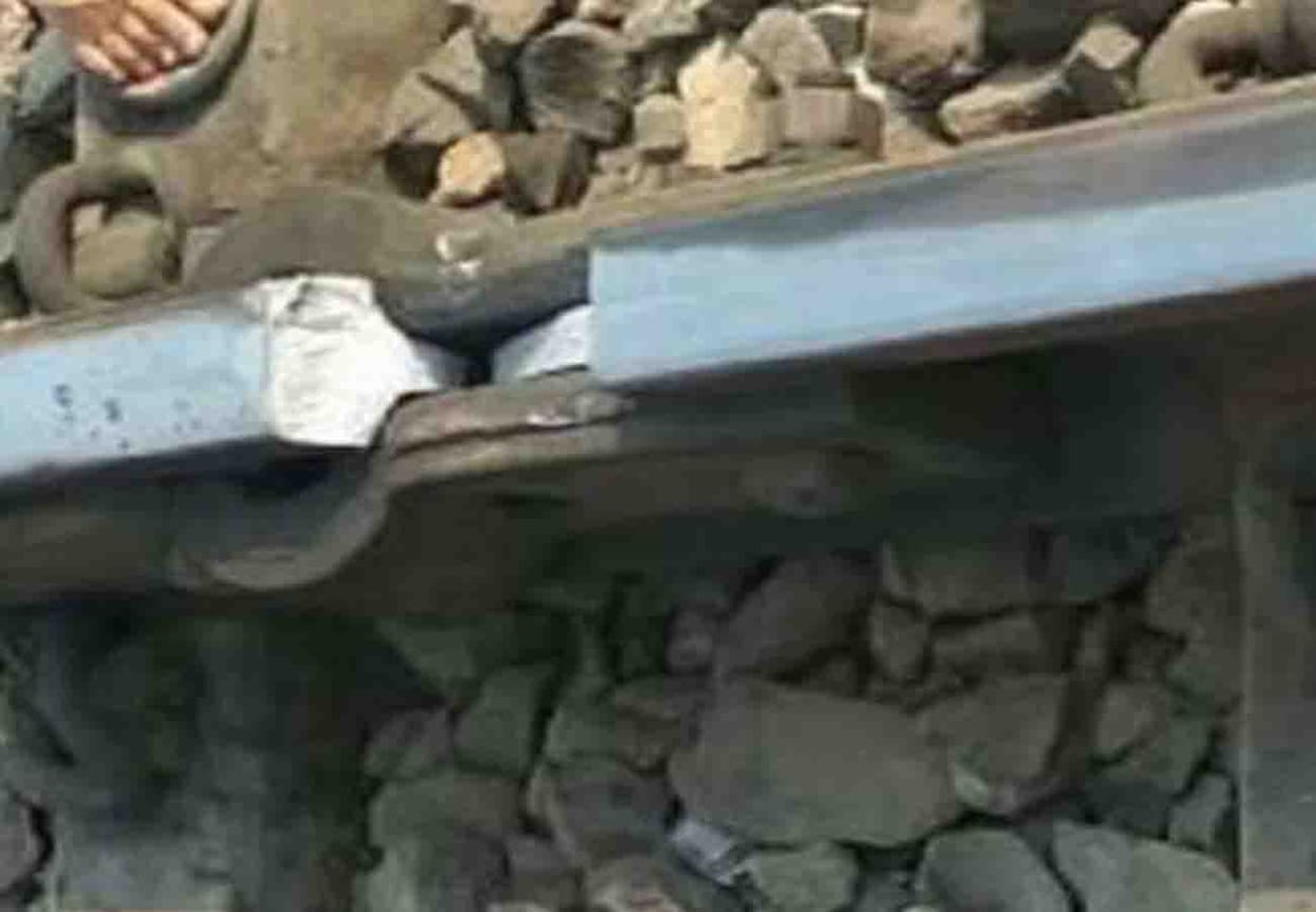duronto Express survived from accident in chitrakoot