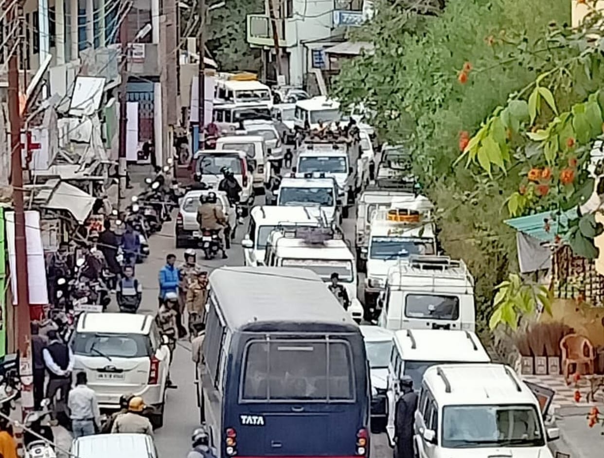 Dead body vehicle stuck in jam, police got help