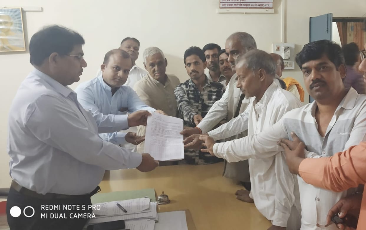 protest against egg laying in Anganwadi center in madya pradesh