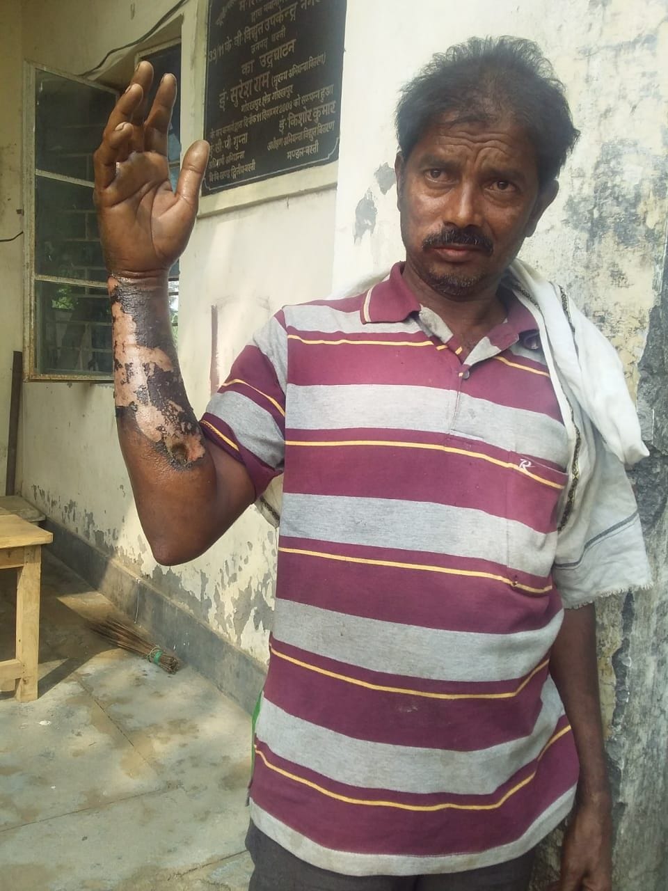 Lineman caught in the grip of current