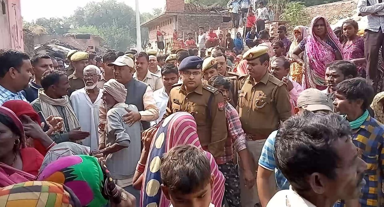 Kaushambi: Brother-sister sleeping inside the house shot dead, commotion