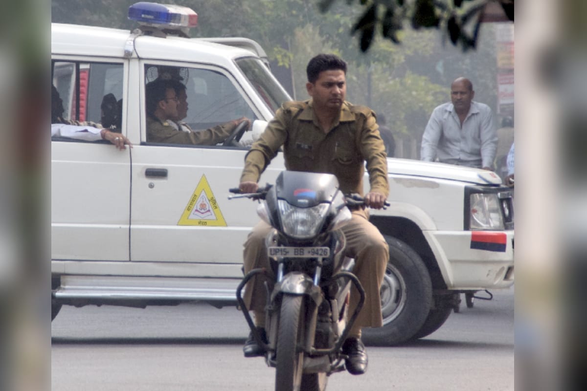 Traffic rules,Police itself not following traffic rules in Meerut