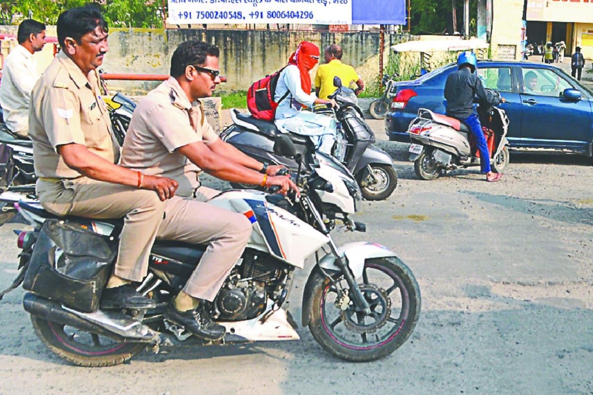 Traffic rules,Police itself not following traffic rules in Meerut