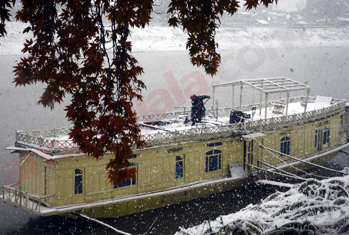 heavy rainfall and snowfall in several parts of jammu kashmir, warning of snowfall in kashmir