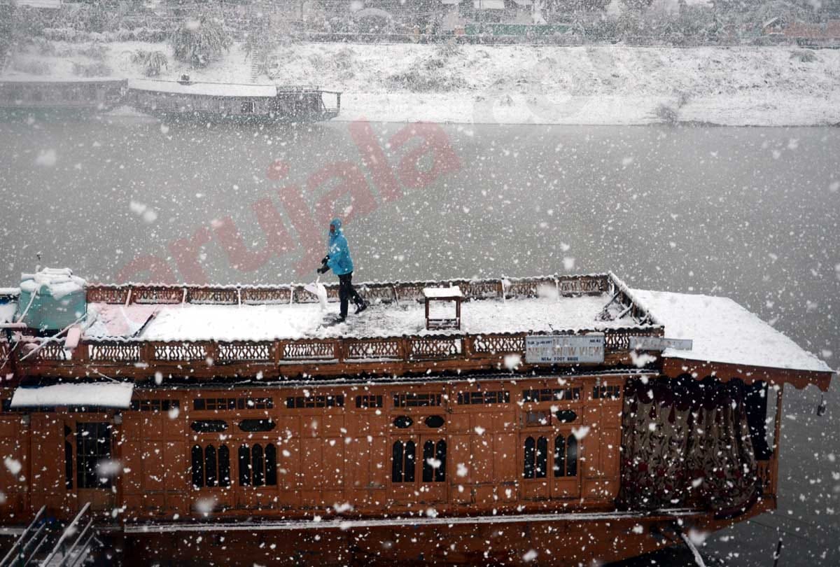 snowfall in  Srinagar Jammu Kashmir, places to visit in kashmir