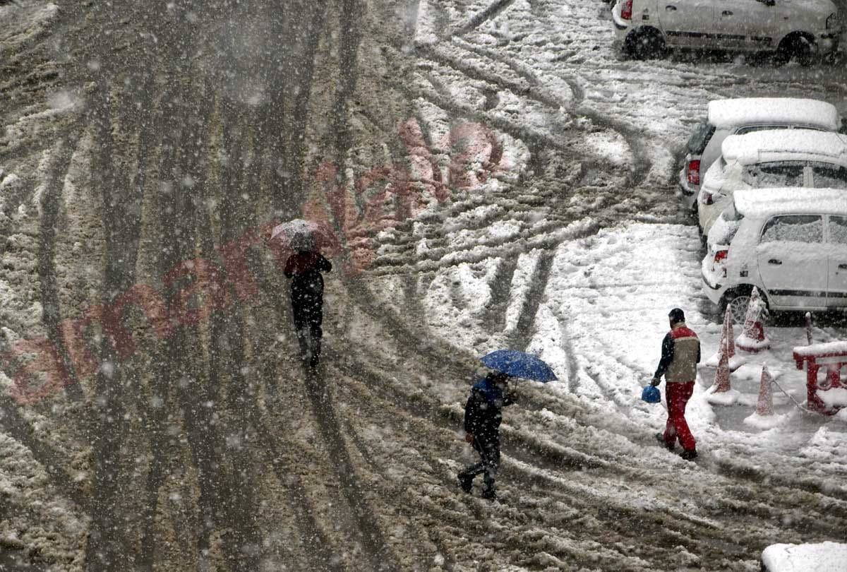 heavy rainfall and snowfall in several parts of jammu kashmir, warning of snowfall in kashmir