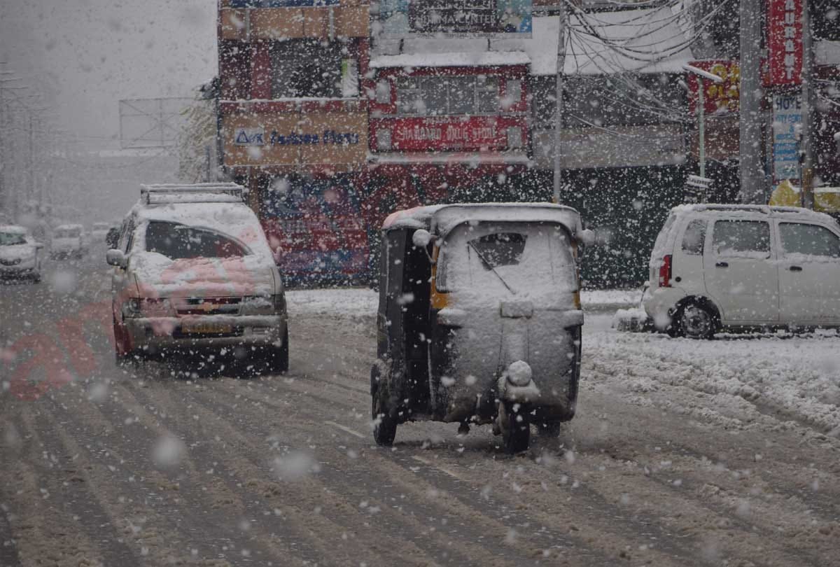 heavy rainfall and snowfall in several parts of jammu kashmir, warning of snowfall in kashmir