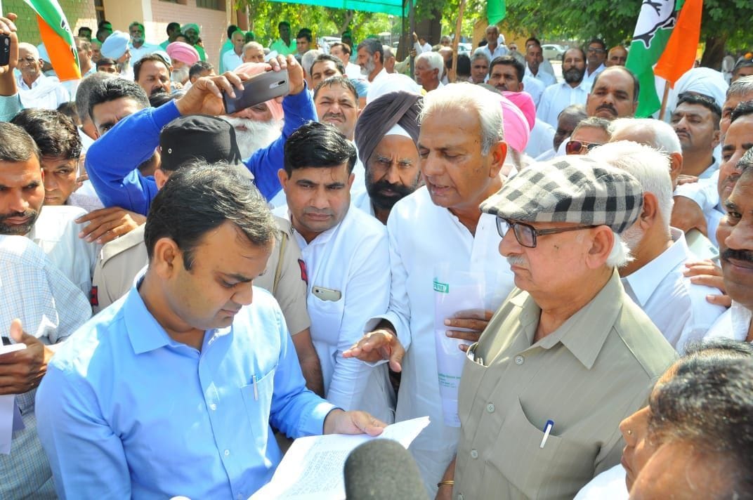 congress demonstrated on the small secretariat, protest, against government, fatehabad