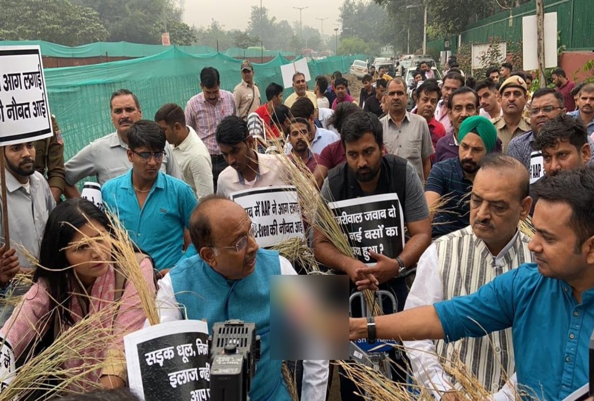Vijay Goel with other bjp leaders reach manish sisodia house gifts stubble
