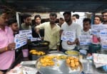 नोट बंदी के खिलाफ पकौड़ा बेच कर सरकार का विरोध करते एनएसयूआई के सदस्य।