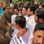 विरोध-प्रदर्शन करते एनएसयूआई कार्यकर्ता