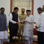 देवेंद्र फणडवीस ने राज्यपाल को सौंपा इस्तीफा