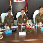 बैठक में डीजीपी ओपी सिंह व अन्य पुलिस अफसर