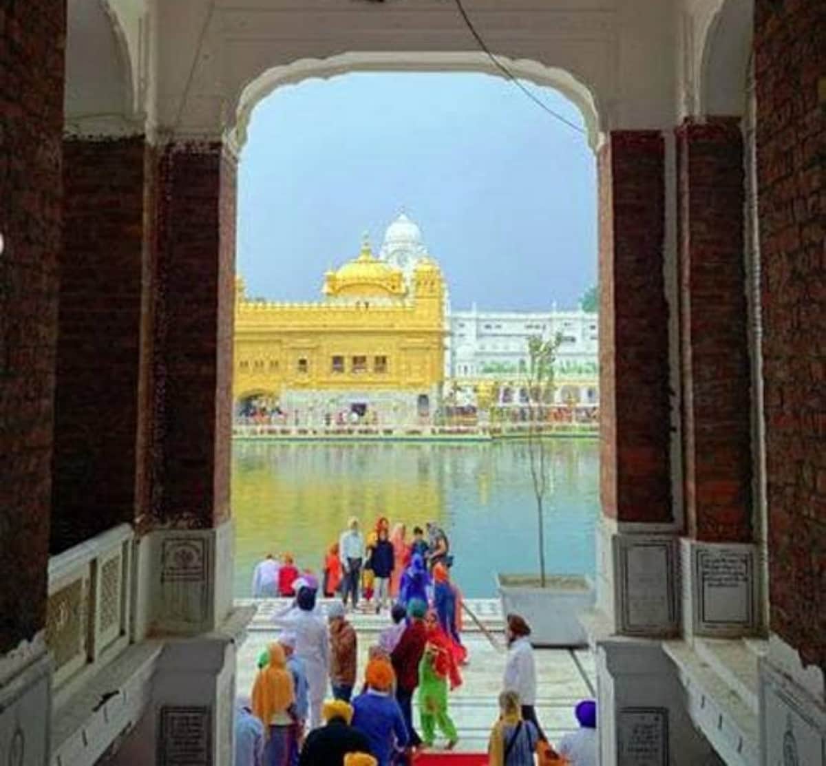 Bollywood News: Janhvi Kapoor visits Golden Temple before Dostana 2 Shooting