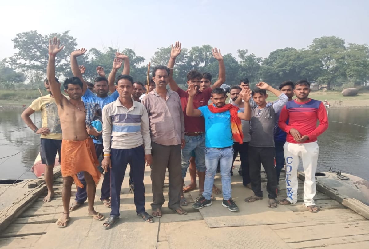 Villagers interrupted the bridge connecting the sant kabir nagar district 