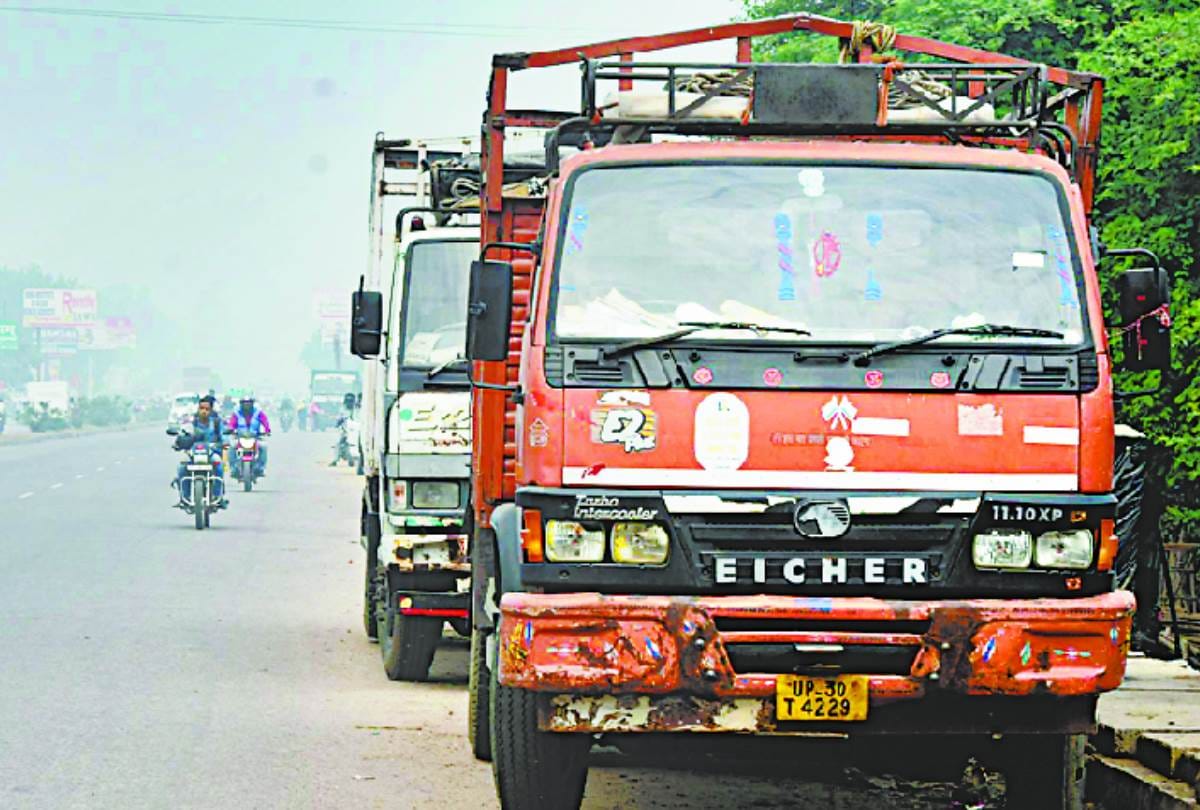 Three died in an accident on sitapur road in Lucknow.
