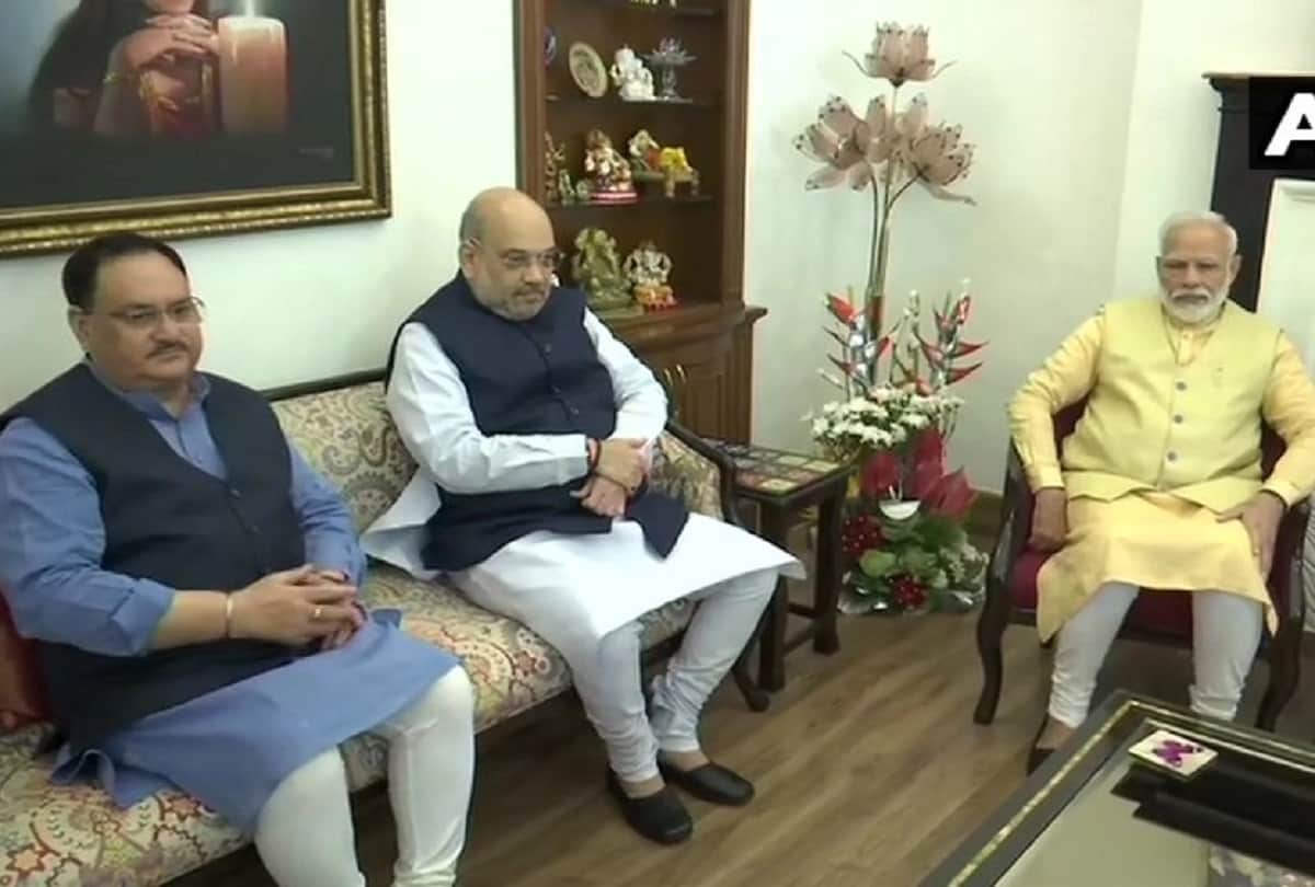 BJP leader LK Advani 92nd birthday today PM Narendra Modi meets And Wishes him