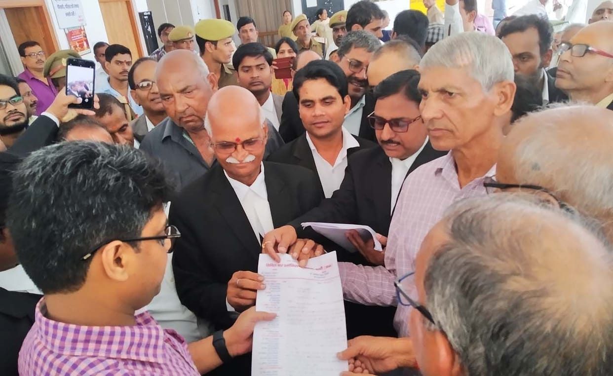 Advocats stop work and dimonstration on distric court