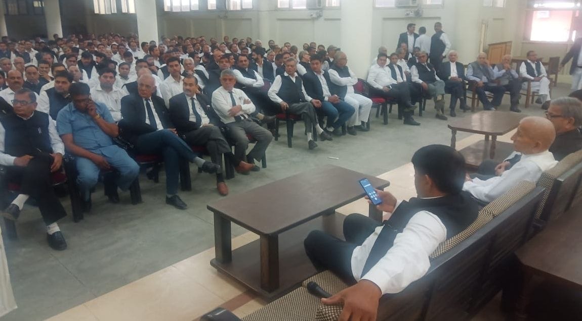 lawyers strike, policemen carry out candle march