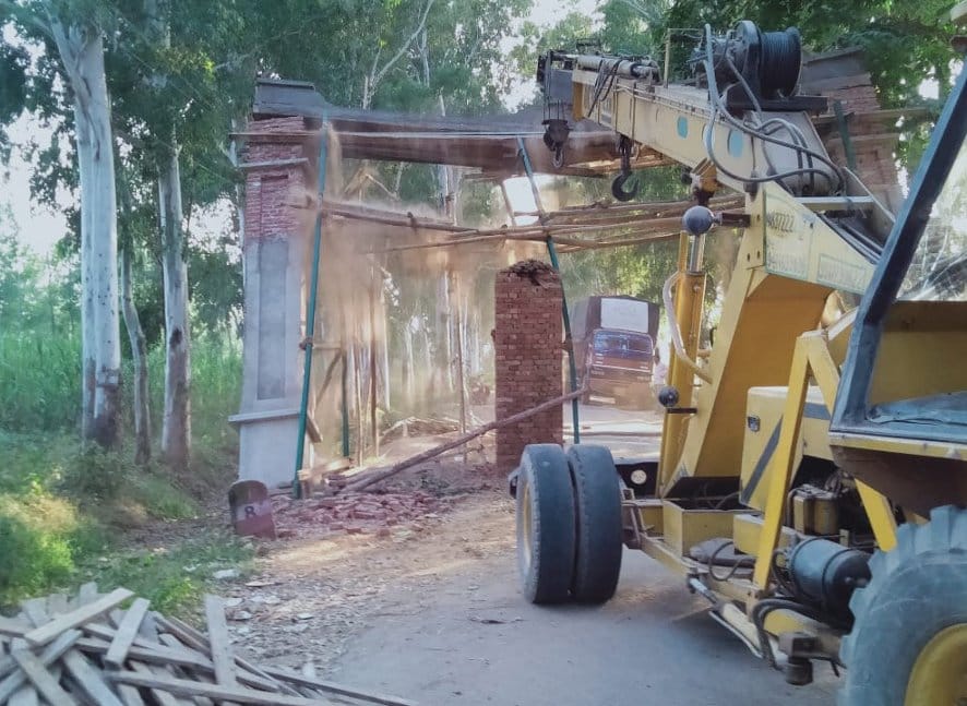Crack in Dushyant Smriti Gate under construction