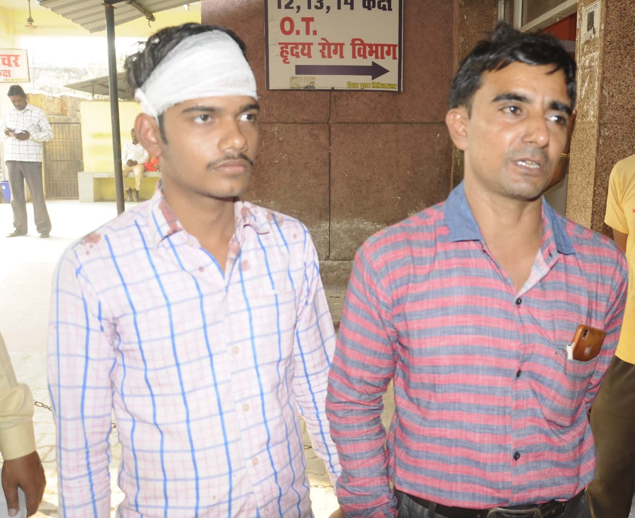 SBI customer service center operator robbed of 30 thousand