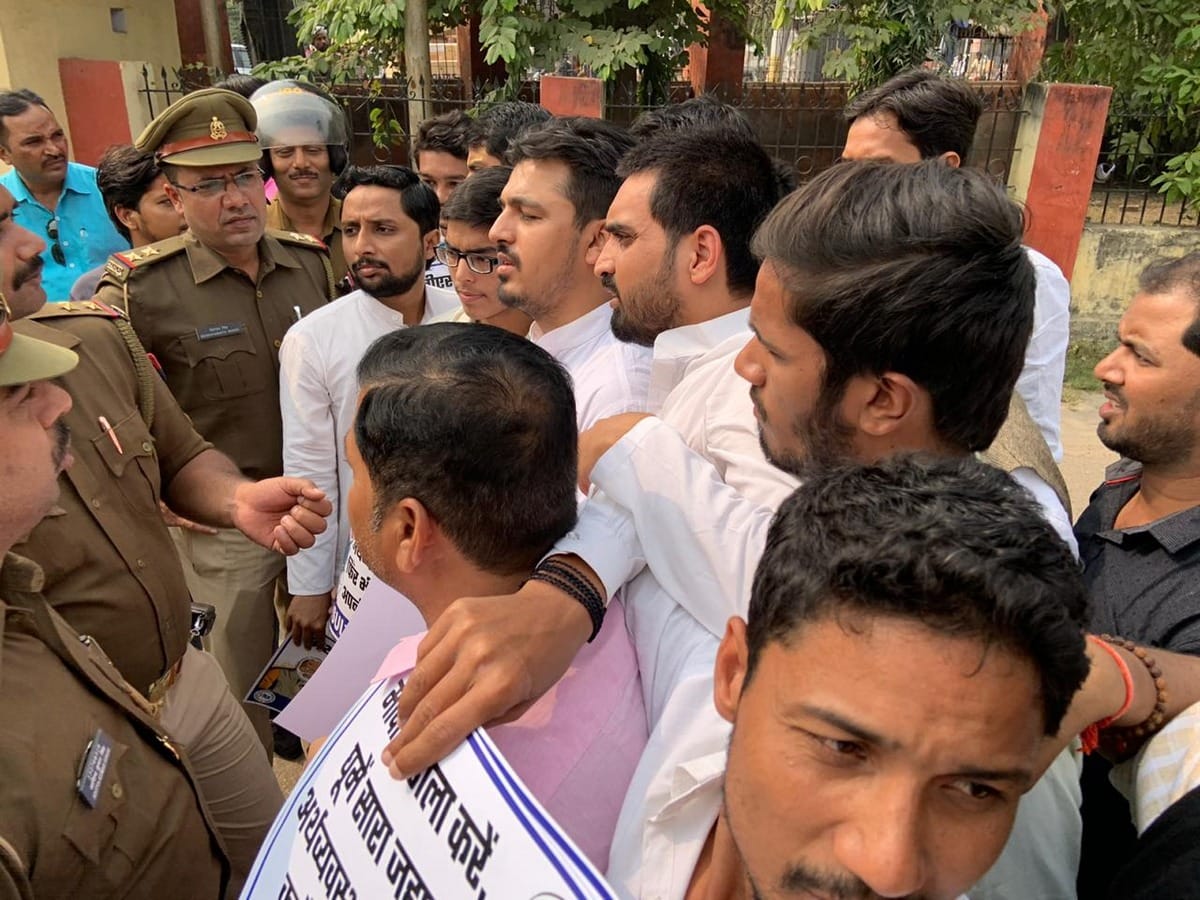 demonetization nsui workers protest against pm modi center government in varanasi