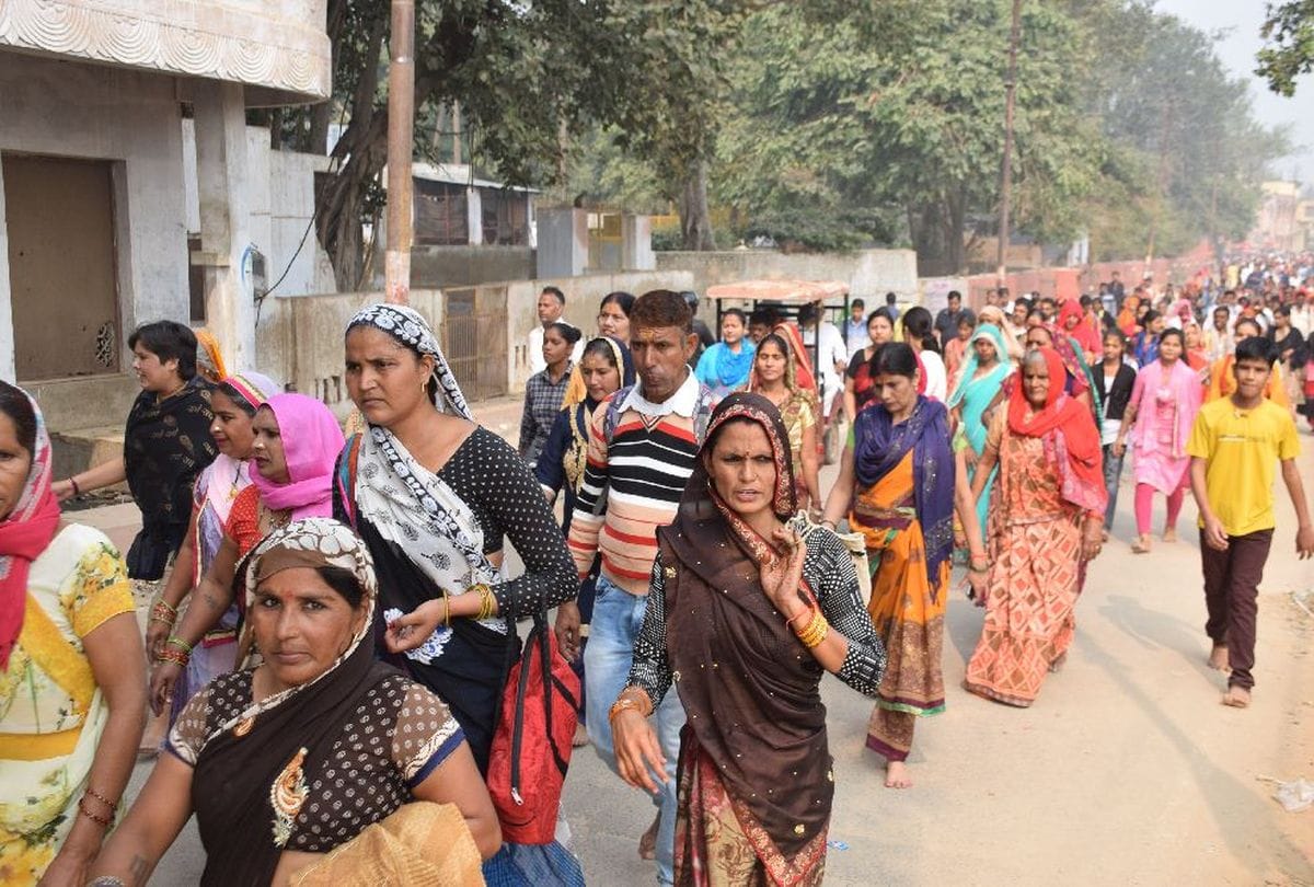 Kartik poornima Devotees Take Bath in Yamuna Mathura and Mainpuri