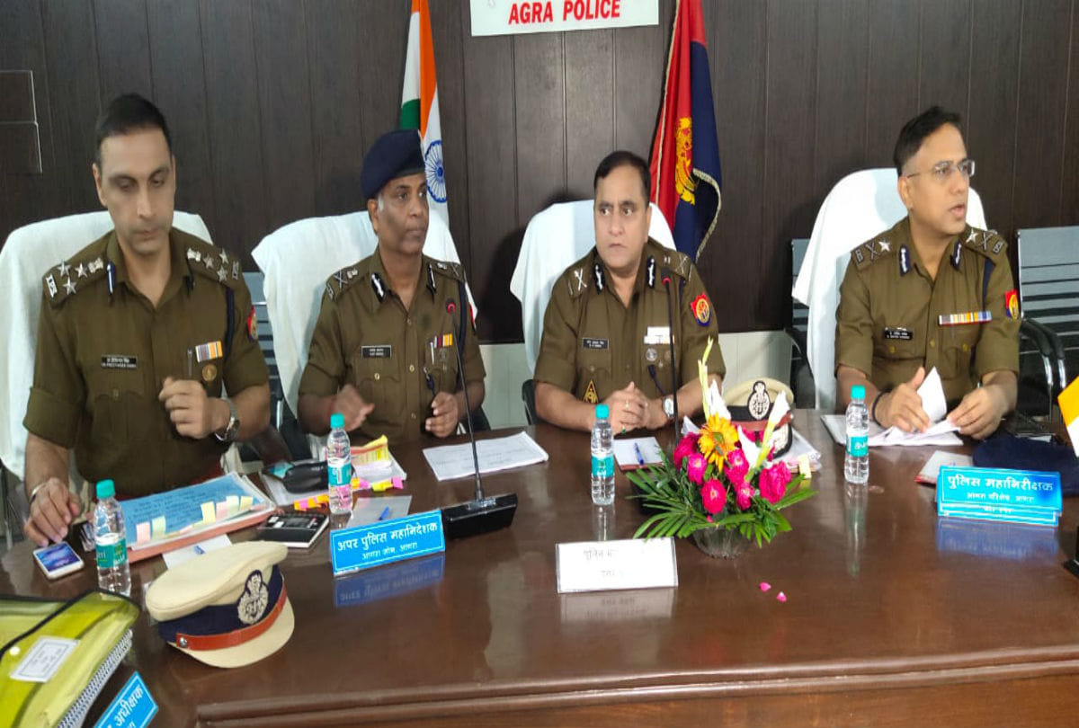 IG SSP flag march in sensitive areas of agra over ayodhya issue
