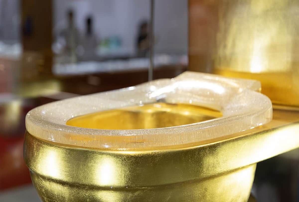 Luxurious Gold Toilet studded with more than 40000 diamonds spotted at trade fair in china