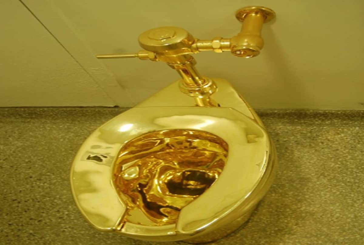 Luxurious Gold Toilet studded with more than 40000 diamonds spotted at trade fair in china