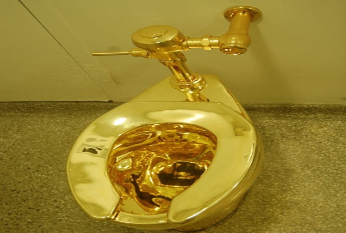 Luxurious Gold Toilet studded with more than 40000 diamonds spotted at trade fair in china