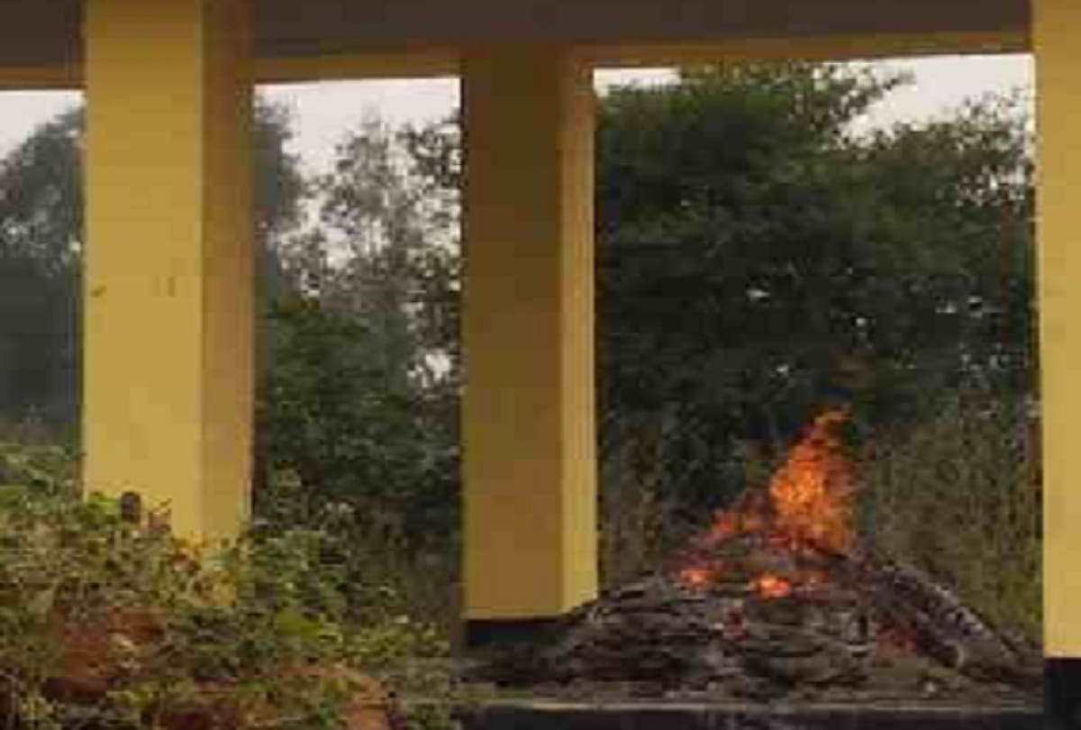 Son died after offering fire to mother pyre in moradabad