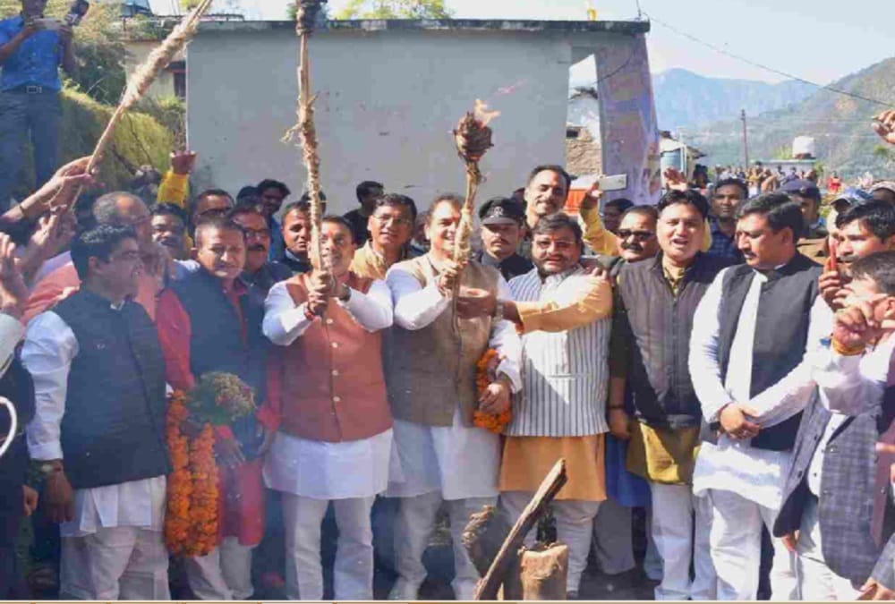 Bjp leader Sambit patra Dance on pahadi Song and done Igas festival in pauri uttarakhand