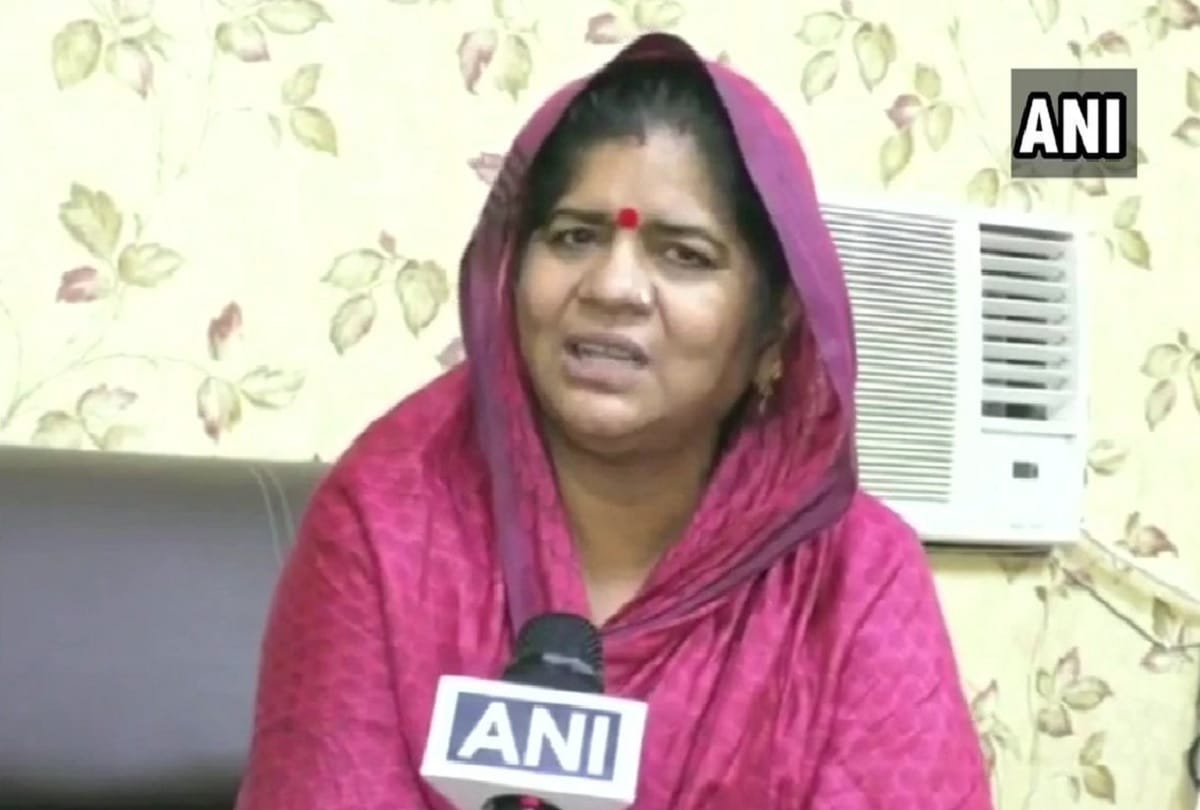 Madhya Pradesh Minister Imarti Devi wrote to CM Kamal Nath regarding operations in Sand Mines