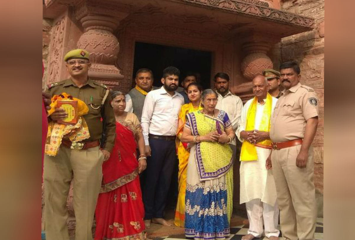 Jasoda Ben wife of Prime Minister Visits krishana janmasthan mathura
