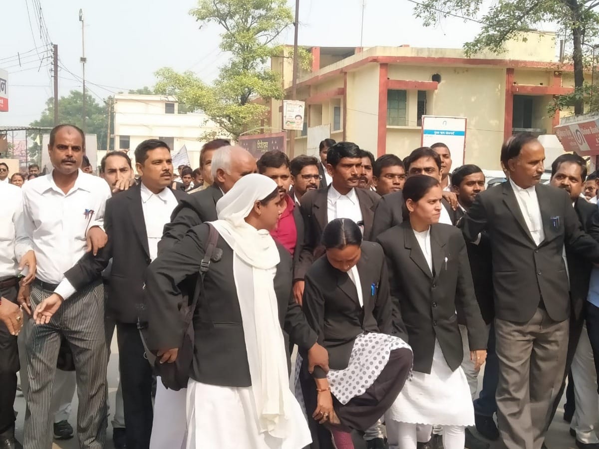 Advocate tried himself on fire spraying diesel in jaunpur case of lawyers police incident Delhi