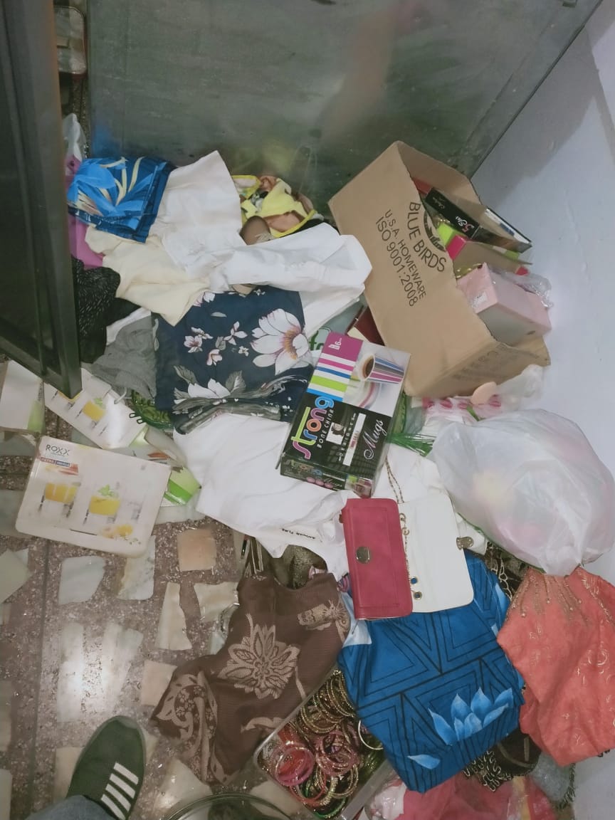Burglars crossed cash and jewelry from a closed house
