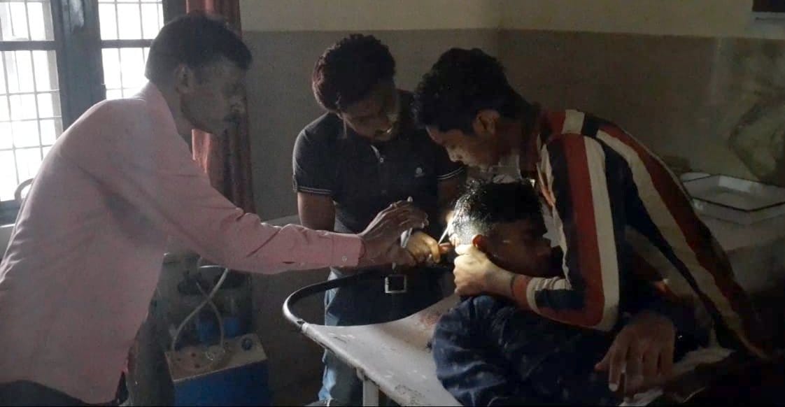 Treatment of injured in light of mobile flashlight